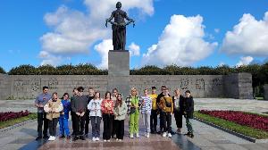 Возложение цветов на Пискаревском мемориальном кладбище